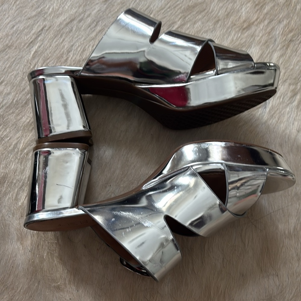 AEROSOLES Silver Slide Sandals with Metallic Finish - Picture 6 of 6